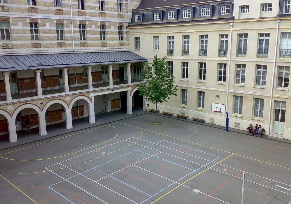 Victor_Hugo_courtyard,_Lycée_Louis-le-Grand_(24-04-2007)